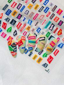 Ein retro-amerikanischer Nagel-Aufkleber mit erhabener Textur, Y2K-Collagen-Stil, mit bunten Textfragmenten, alltäglicher Umgangssprache, Internet-Schlagwörtern und anderen Elementen, geeignet für persönliches DIY und die Erstellung eines retro-Subkultur-Nagellook - Verschiedenfarbig - Übersicht 6