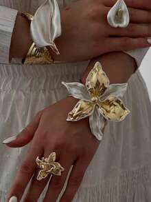 سوار أنيق أبيض مطلي بالذهب والأبيض بتصميم زهرة التوليب، سوار مرن وأنيق مفتوح للنساء، تصميم ذهبي أنيق مناسب للارتداء اليومي والحفلات - الذهبي - مشاهدة 1