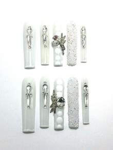 كل مجموعة تحتوي على 10 قطع من أظافر أكريليك على شكل تابوت مصنوعة يدويًا من طراز Y2K، تتميز بتصاميم فرنسية مزينة بالراين ستون والبتلات والزخارف الفراشية. متوفرة بدرجات لونية متعددة وظلال عارية، مع ثلاثة أحجام لتناسب احتياجات مختلفة. مثالية للاستخدام في عيد الميلاد والحفلات وحفلات التخرج والارتداء اليومي، تأتي هذه المجموعة مع طقم أدوات الأظافر، مما يجعلها هدية مثالية للنساء والفتيات. - متعدد الألوان - مشاهدة 2