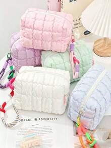 这款马卡龙色化妆包采用便捷的提手设计，非常适合旅行携带。它由柔软的绗缝泡沫面料制成，空间宽敞，并配有时尚的拉链和格子图案。这款便携式化妆包包含一个抽绳和一个可爱的零钱包，还可以用作珠宝收纳包、化妆刷收纳包和口红收纳包。 - 彩色 - 查看 12