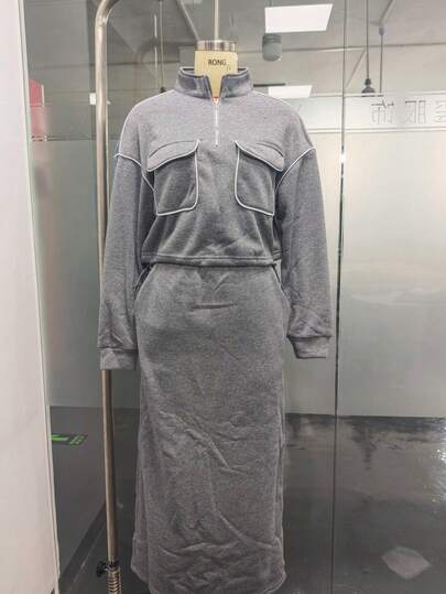 新款女士高端纯色立领卫衣休闲半裙两件套，适合秋冬季节。白色撞色口袋设计。运动风和学院风半裙套装。优雅时尚的套装/毕业礼服。秋冬季加绒保暖时尚两件套，适合日常休闲穿着。秋冬季时尚卫衣套装。