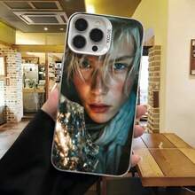 Cubierta de telefono con diseño de foto de modelo con cabello rubio y ojos azules color negro para mujer estilo elegante con estampado de moda para uso diario en cafeterias y salones - Blanco - Ver 2