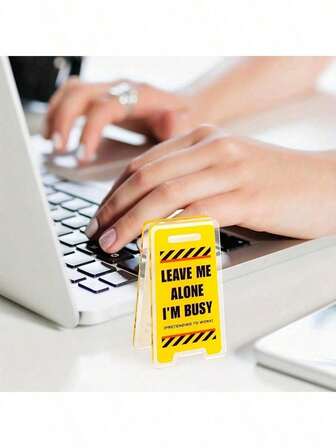 1个亚克力桌面标牌“请勿打扰，我很忙” - 幽默的办公装饰配件，笔记本夹，送给男女同事的完美礼物，多功能房间装饰，无需用电，送给女性、男性、同事的趣味桌面装饰标牌，工作用桌面配件，送给领导、老板、经理、主管、高管的趣味礼物