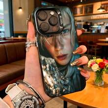 Cubierta de telefono con diseño de foto de modelo con cabello rubio y ojos azules color negro para mujer estilo elegante con estampado de moda para uso diario en cafeterias y salones - Blanco - Ver 1
