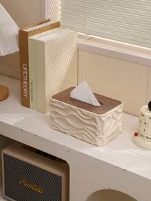 1 علبة مناديل أنيقة بطراز نوردي مع تصميم جمالي عصري. تتميز بسطح موجي وغطاء خشبي، وتوفر تخزين مناديل بسعة وحجم كبير كحامل مناديل على المكتب. مناسبة للحمامات وطاولات الطعام ومكاتب المكاتب وغرف المعيشة والمطاعم الراقية والمقاهي والصالات - مثالية كهدية لتدشين المنزل أو عيد ميلاد أو عيد ميلاد لأفراد العائلة والأصدقاء.