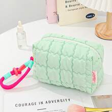 这款马卡龙色化妆包采用便捷的提手设计，非常适合旅行携带。它由柔软的绗缝泡沫面料制成，空间宽敞，并配有时尚的拉链和格子图案。这款便携式化妆包包含一个抽绳和一个可爱的零钱包，还可以用作珠宝收纳包、化妆刷收纳包和口红收纳包。 - 彩色 - 查看 14