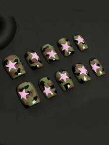 10片迷彩粉色星星美甲贴纸套装 - 手工制作，迷彩底色搭配粉色星星点缀。醒目的军绿色迷彩图案层叠交错，粉色星星则增添了一抹活力，打造街头风尚。时尚感十足，是时尚达人或打造街头潮流造型的理想之选。 - Follow Your Heart - 查看 2