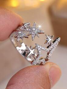 Vanel An Elegant Open Ring From The Star Collection For Women - A Stylish And Minimalist Design, Featuring A Sparkling Cubic Zirconia Stone And A Golden Yellow Open Shape, Suitable For Everyday Wear And As A Gift.