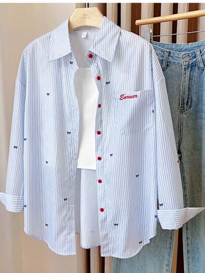 优雅的蓝色条纹蝴蝶结图案女士衬衫，长袖衬衫和开衫，是女性外出时最受欢迎的秋季服装。适合春夏秋季居家、休闲旅行或约会。