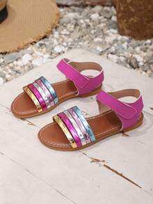 Un par de sandalias de metal con rayas de colores brillantes para niños, diseño multicolor, de moda, elegantes, casuales y cómodas. Es una excelente opción para salidas diarias, vida escolar, paseos por la playa, visitas al parque y compras en centros comerciales. Se puede combinar fácilmente con todo tipo de ropa infantil. - Multicolor - Ver 6