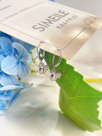 925纯银闪亮蜜蜂耳环，时尚可爱的动物造型，是送给家人、朋友和情侣的理想礼物。