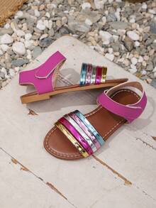 Un par de sandalias de metal con rayas de colores brillantes para niños, diseño multicolor, de moda, elegantes, casuales y cómodas. Es una excelente opción para salidas diarias, vida escolar, paseos por la playa, visitas al parque y compras en centros comerciales. Se puede combinar fácilmente con todo tipo de ropa infantil. - Multicolor - Ver 3