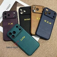 Custodia personalizzata per telefono con incisione del nome e iniziale, opzioni di colore classiche, compatibile con serie 17, 16, 15, 14, 13, 12, 11 Pro Max, protezione completa della fotocamera, in pelle premium con stampa in oro, regalo perfetto per Natale, anniversari e compleanni