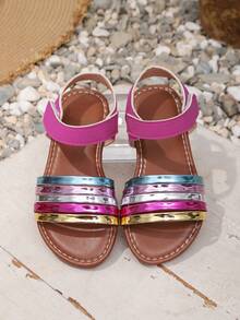 Un par de sandalias de metal con rayas de colores brillantes para niños, diseño multicolor, de moda, elegantes, casuales y cómodas. Es una excelente opción para salidas diarias, vida escolar, paseos por la playa, visitas al parque y compras en centros comerciales. Se puede combinar fácilmente con todo tipo de ropa infantil. - Multicolor - Ver 1