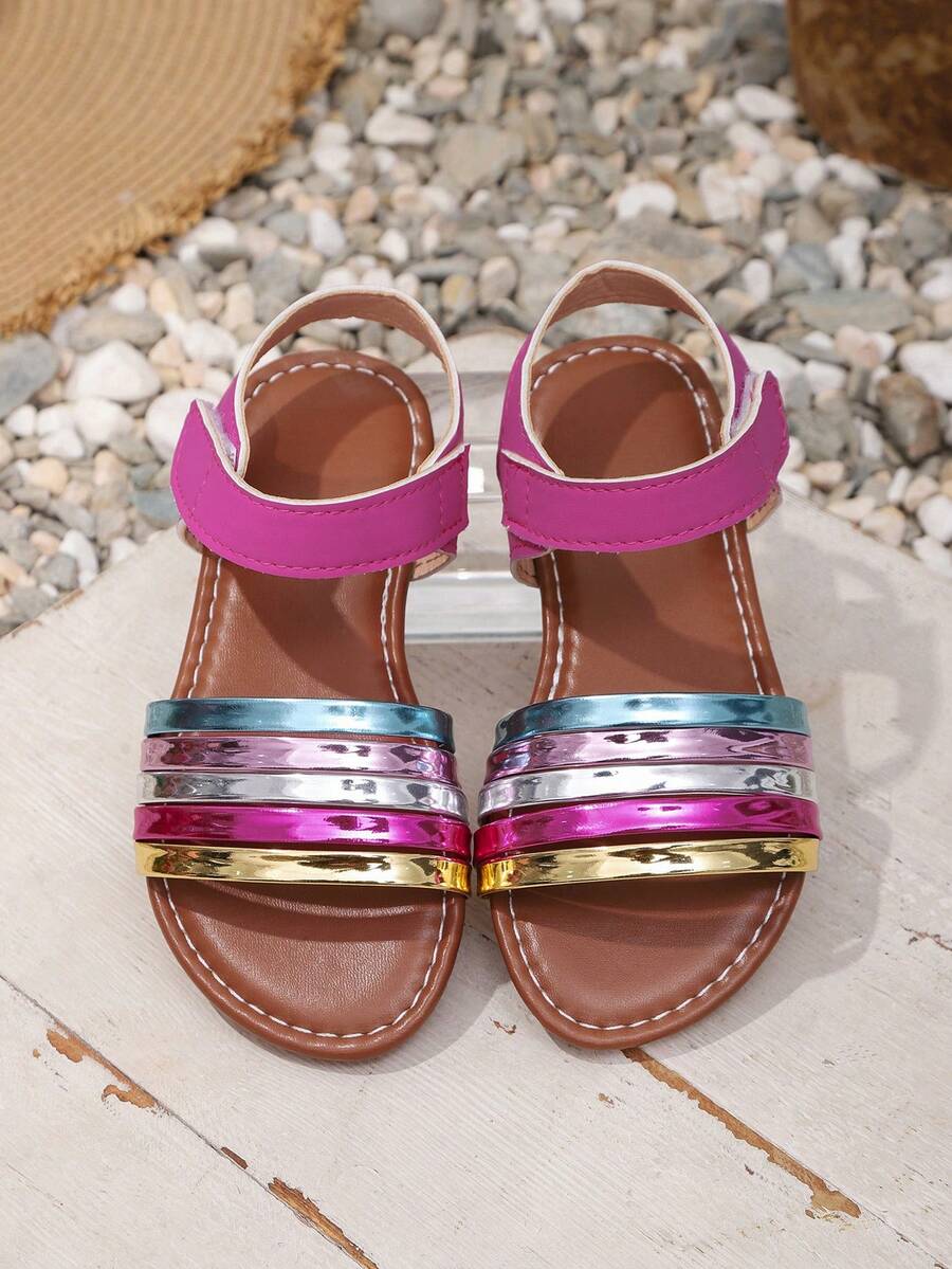 Un par de sandalias de metal con rayas de colores brillantes para niños, diseño multicolor, de moda, elegantes, casuales y cómodas. Es una excelente opción para salidas diarias, vida escolar, paseos por la playa, visitas al parque y compras en centros comerciales. Se puede combinar fácilmente con todo tipo de ropa infantil. - Multicolor - Ver 1