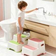 两级台阶凳，塑料防滑表面踏凳，便携式浴室梯，耐用多功能脚凳，儿童脚凳，婴儿马桶凳，洗手池踏凳，儿童脚踏，小凳子，站立凳，增高凳，可站立或坐下，防滑设计，带防滑垫，牢牢抓住地面不会滑动 - 彩色 - 查看 2