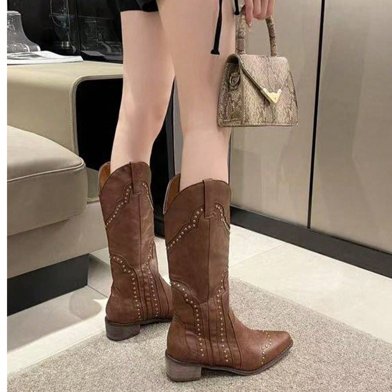 Botas de moda para mujer, botas vaqueras, botas medianas con corte en V y decoración de remaches en marrón, botas de tacón grueso y punta cuadrada,