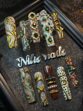 这款可爱巴洛克美甲套装包含10片棕色手工亚克力按压式美甲片，款式多样，包括长方形、棕色香槟色猫眼、蓝绿色扎染、珍珠镶嵌、手绘豹纹、星星、3D钢珠、爱心蝴蝶等，适合派对、节日等场合，也适合女生佩戴。套装内含免费凝胶贴纸和指甲锉。