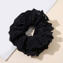 1个白色优雅蕾丝镂空花朵发圈，多层弹力发饰，简约百搭，适合日常佩戴。