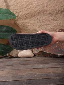 Màu be nhẹ nhàng, cảm giác thoải mái, thiết kế khóa đôi thời trang dễ dàng điều chỉnh, đế giày mềm mại mang lại cảm giác như đang đi trên mây, cực kỳ thoải mái khi mang hàng ngày, khi thư giãn tại nhà. Có sẵn màu hồng, đen và xanh dương để lựa chọn. - Hồng - Xem 9