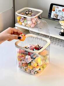 1个透明桌面收纳盒，桌面展示收纳盒，创意按压式开盖设计，适合存放化妆品、文具、玩具、杂物等。