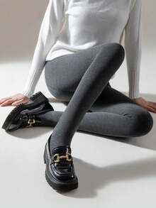 1 para szarych, grubych i termicznie podszytych rajstop w pionowe paski z wysokim stanem, modelujących brzuch i nieuciskających. Uniwersalne, ciepłe, niezastąpione.