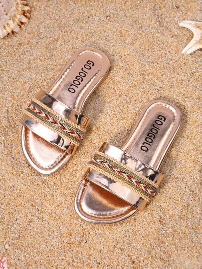 一双女童拖鞋，采用金属光泽织带设计，PU皮革材质，舒适防滑，露趾套穿式，平底款式，轻盈奢华的波西米亚风拖鞋，适合海滩休闲和派对出行。