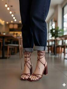 Sandalias negras de tacón grueso con punta cuadrada y cordones para mujer Elegantes sandalias negras de tiras con tacón de bloque y lazo en el tobillo Elegantes sandalias de tacón con cordones y punta cuadrada abierta para mujer - Rojo - Ver 2