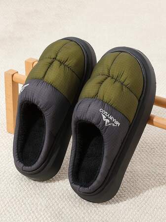 Plusstorlekar herrtofflor i sportstil med broderade landskaps- och bokstäver, kontrastfärgade lapptäcken, klassiska tjocka termofodrade, halkfria, mjuka, varma och bekväma husskor för hemmet, sovrummet, vardagsrummet, kontoret, gymmet, lämpliga för män på vintern, julfärger, högtidsgåva