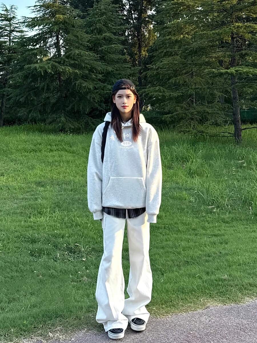 Unisex Vintage Gray Sports Hoodie with Korean Print - Perfect for Streetwear and Casual Outings! This hoodie features a unique Korean print design that adds a touch of style to your look. Made with high-quality materials, it's comfortable and durable for everyday wear. Whether you're hitting the streets or just lounging at home, this hoodie is a must-have. #Streetwear #CasualFashion #KoreanPrint #UnisexHoodie - Gris - Ver 1