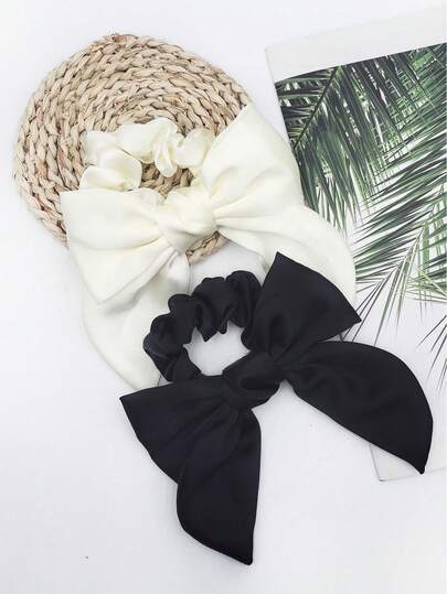 1个蝴蝶结弹力发圈，简约设计，柔软舒适，可扎马尾/发髻，适合日常佩戴，秋冬季节适用，可作礼物、发圈、橡皮筋、发绳等。