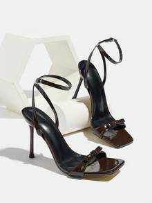 女士高跟鞋，时尚百搭，适合春夏派对、聚会、户外活动、优雅宴会等场合。方头设计，闪亮蝴蝶装饰，可调节踝带，柔软镜面材质，性感优雅，奢华咖啡棕色，适合搭配连衣裙、正装、舞厅舞蹈等。