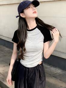 撞色拼接插肩袖短款T恤，适合休闲外出和约会