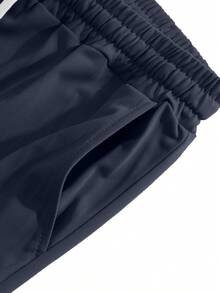 Bộ 2 món gồm áo thun nam màu xanh navy dáng rộng và quần short kaki, kiểu dáng thể thao thường ngày, trang phục thoải mái phù hợp cho bãi biển, kỳ nghỉ và du lịch. - Màu xanh hải quân - Xem 8