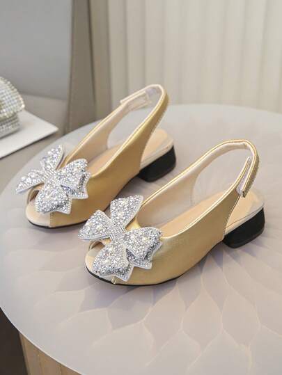 1双时尚蝴蝶结、宝石和珍珠装饰袜子，优雅百搭，适合宴会、度假、聚会等场合，是小公主们的夏季必备单品。