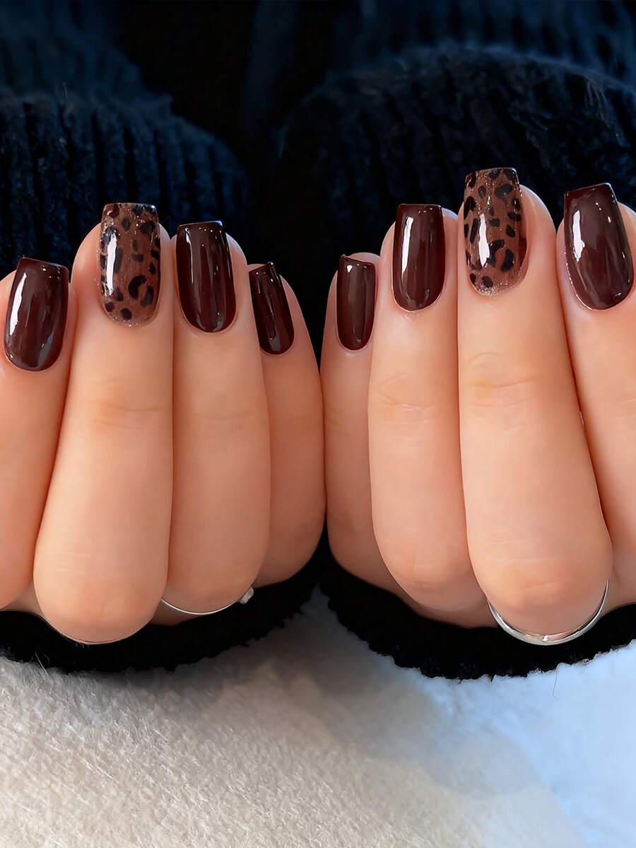 用24片装的按压式美甲表达你的爱意！这款美甲套装包含24片短款简约优雅的红色斑点银色闪粉酒红色假指甲，以及时尚的豹纹全覆盖假指甲，适合女性和女孩佩戴。套装内含1张粘合贴片和1支迷你指甲锉，果冻凝胶，随机发货。 - 咖啡棕 - 查看 1