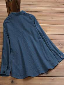 女士长袖翻领衬衫，常规版型，涤纶面料，纽扣细节，侧边口袋