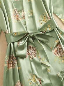 5 piezas Conjunto de lencería sexy para mujer Nuevo Lanzamiento: Bata de satén de manga larga y top de camisola de encaje con copa triangular y pantis semitransparentes de corte triangular sólido y pantalón corto estilo boxer con estampado y cinturón de satén Conjunto de pijama de ajuste relajado y cómodo