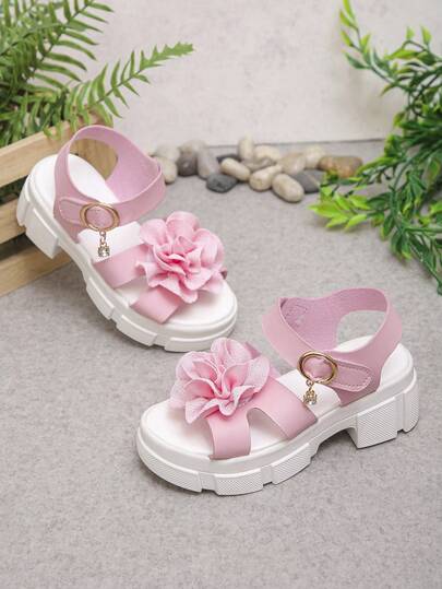 一双时尚漂亮的厚底凉鞋，饰有大花朵，防滑，仙气十足，适合夏季穿着。