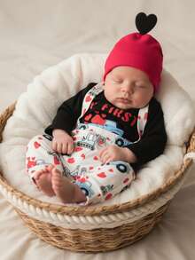 Conjunto de bebé para San Valentín: mono de manga larga con estampado de letras, pantalones con tirantes y gorro con estampado de corazones. - Negro - Ver 2