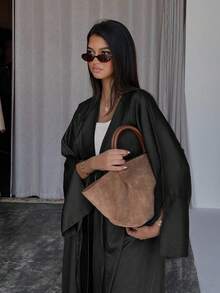 一件女士缎面连衣裙。这款优雅的连衣裙还有长款罩袍款式，适合日常穿着和特殊场合。 - 黑色 - 查看 3