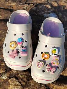 9 piezas de encantos de pastel rosa y oso de peluche, adecuados para zuecos calados, bolsas Bogg, chanclas de burbujas, sandalias, decoraciones de zapatos de PVC, accesorios de bolsas de playa, regalos de cumpleaños, Navidad, San Valentín, Halloween, artículos para fiestas - Oso pastelero de 9 piezas - Ver 4