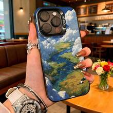 Cubierta de telefono con diseño de paisaje natural azul y verde con nubes y rios para iPhone 14 Pro Max estilo artístico ideal para uso diario en cafeterias y salones - Negro - Ver 1