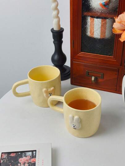 1个400毫升米色陶瓷马克杯，印有可爱的熊和兔子图案，造型圆润，带有3D立体可爱宠物图案，适合盛装咖啡、热饮，是儿童家居装饰和生日礼物的理想之选。