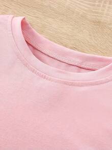 Esta nueva camiseta de manga corta para niñas, 100% algodón, luce modernos estampados de Rosa, informal y versátil. Confeccionada con un tejido suave y delicado con la piel, es suave con la piel sensible de tu hija, permitiéndole libertad de movimiento y comodidad durante reuniones familiares, actividades escolares o juegos al aire libre. - Rosa - Ver 3