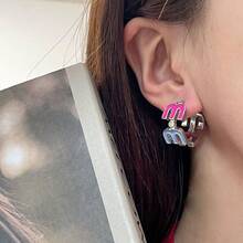 1 Pair Minimalist Dopamine Colorful Enamel Letter Ear Cuffs, Niche Unique Sweet & Edgy Ear Jewelry, Vibrant Accessory For Daily Wear, Casual Outfits, Street Style Looks, Birthday Gifts - 銀色 - 查看 2