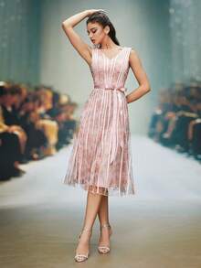 V-ringad ärmlös maxiklänning i mesh med tryck och fina inlägg - Dammrosa - Visa 5