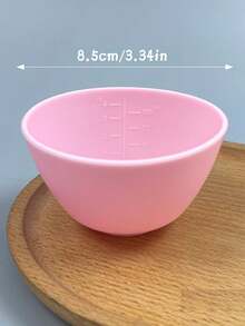 1个DIY面膜搅拌碗，带有精确的刻度标记，方便混合面膜粉，是制作定制面膜的理想工具。采用耐用柔软的橡胶材料制成，不易损坏。