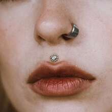 Giga 1PC ASTM F136 钛金属 16G 迷你串珠唇钉，无螺纹 CZ 花朵平底耳钉，适用于耳屏、耳软骨、耳廓、鼻部等部位的穿孔，经典款，女士适用 - 銀色 - 查看 7