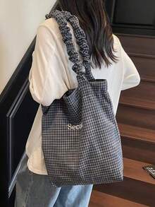 Ta pojemna torba na jedno ramię sprawdzi się w ruchu miejskim i na kampusie. Można ją nosić na wiele sposobów.